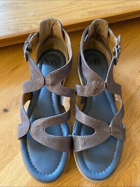 SOFFT gray taupe leather sandals. Wave straps for a fun and fashionable design.